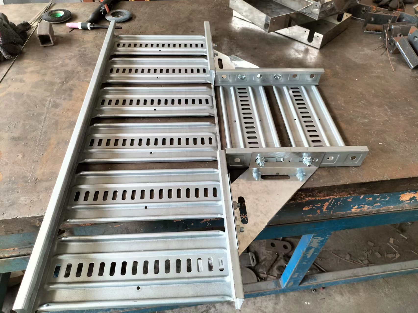 The TX tee/cross bracket is used to create a tee or cross connection between the lengths of the T3 cable tray.
A full range of T3 accessories can be provided to supplement the system and facilitate on-site manufacturing.
T3 fittings are applicable to all tray widths and can be used to make tee, riser, elbow and cross.